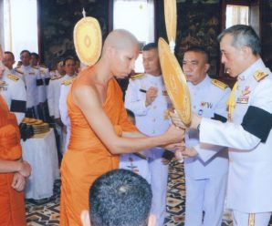 สมเด็จพระเจ้าอยู่หัว พระราชทานพัดยศพระภิกษุสามเณรเปรียญ เนื่องในวันวิสาขบูชา
