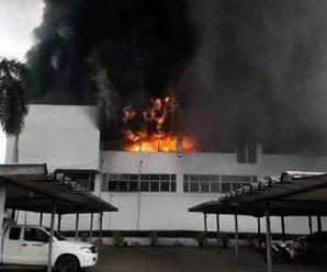 ไฟไหม้โรงพิมพ์หนังสือพิมพ์บ้านเมือง ซ.วิภาวดีรังสิต 38 ล่าสุดคุมเพลิงได้แล้ว