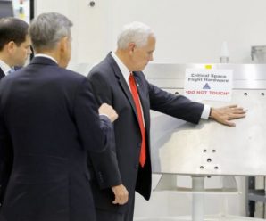 งามหน้า! ‘ไมค์ เพนซ์’ ทัวร์สำนักงานนาซา แตะชิ้นส่วนสำคัญทั้งที่ป้ายห้ามจับหรา ทวีตโทษรูบิโอเฉย