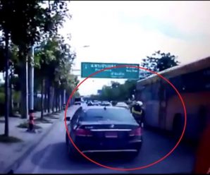 เบนซ์ป้ายแดงเหิม”ด.ต.”เรียกตรวจเล่มทะเบียน พุ่งแหกด่านลากร่างครูดพื้นถนนบาดเจ็บ