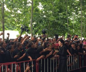 ยิ่งลักษณ์น้ำตารื้น ปชช.แน่นให้กำลังใจ ขึ้นศาลคดีข้าวนัดสุดท้าย