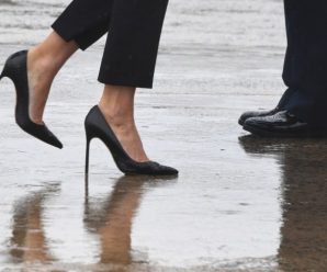 เพลียใจ! เมียทรัมป์เจอวิจารณ์ ใส่รองเท้าส้นเข็มลงพื้นที่ประสบภัยเฮอร์ริเคน ก่อนเจ้าตัวเปลี่ยนใส่ผ้าใบ