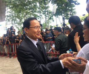 ‘สมชาย’ ถึงศาล นัดฟังคำพิพากษาคดีสลายม็อบพันธมิตรฯ ปชช.รอให้กำลังใจพร้อมดอกไม้