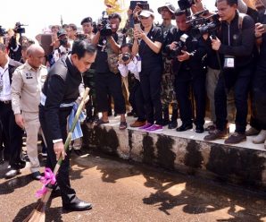 แห่แซ็วภาพนายกฯ Big Cleaning ที่สกลนคร…เอ๊ะ ๆ แฮรี่ พอตตู่ นี่นา