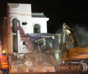 ยอมแล้วจ้า! หลังฮึดมา 14 ปี เจ้าของ’บ้านตะปู’ขวางถนนเซี่ยงไฮ้ ยอมให้รื้อทิ้ง-ฟันเงินชดเชยกว่า 13 ล้านบาท