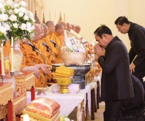 ‘บิ๊กตู่’ นำครม.-เหล่าทัพ ทำบุญตักบาตร บำเพ็ญกุศลเพื่อถวายพระราชกุศลครบ 1 ปี วันสวรรคต