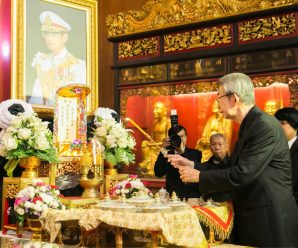 “กิตติพงษ์”นำสมาชิกวิเทศพาณิชย์ไทย-จีน บำเพ็ญกุศลถวายเป็นพระราชกุศลครบ 1 ปีวันสวรรคต ในหลวงร.9