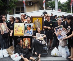 พสกนิกรเนืองแน่นศิริราชทำบุญตักบาตร ในหลวงร.9 สวรรคตครบ 1 ปี