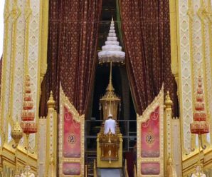 อัญเชิญพระบรมโกศขึ้นประดิษฐานบนพระจิตกาธานในพระเมรุมาศ