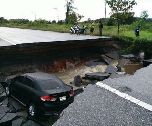 หาดใหญ่อ่วม ! ฝนตกหนักเซาะถนนขาด ทำเก๋งตกหลุมเสียหายแล้ว 1 คัน