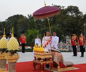 สมเด็จพระเจ้าอยู่หัว เสด็จฯในการถวายบังคมพระบรมราชานุสาวรีย์ ร.7