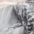 แคนาดา หนาวจัดสุดขั้ว ตื่นตาน้ำตกไนแองการา กลายเป็นน้ำตกน้ำแข็ง