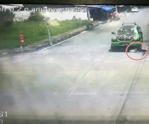 โลกอยู่ยาก!! ปิคอัพไล่ชนมอไซค์-เหยียบซ้ำ