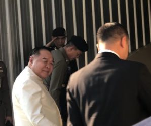 “บิ๊กป้อม” รูดซิปปาก แค่ส่งยิ้มให้นักข่าว หลังถูกถามเรื่อง “หมอธี” วิจารณ์ปมนาฬิกาหรู