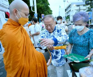 ดร.อมร-พวงเพชร นำครอบครัวอภิธนาคุณ ทำบุญถวายเป็นพระราชกุศล 90 พรรษาพระพันปีหลวง