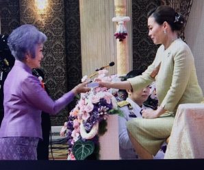พวงเพชร​ อภิธนาคุณ รับพระราชทานเข็มที่ระลึก จากสมเด็จพระนางเจ้าสุทิดาฯ เนื่องในวันสตรีไทย 2568