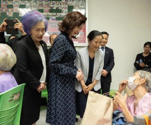 เหมียว ไห่เยี่ยน ภริยาทูตจีน ร่วมบริจาคเงิน-สิ่งของให้มูลนิธิมิตรภาพสงเคราะห์บ้านพักคนชราหญิง