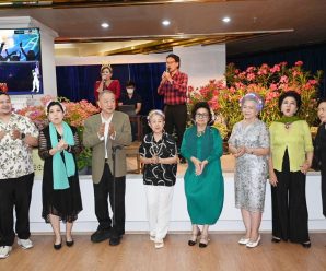 ดร.อมร​-พวงเพชร​ ร่วมฉลองเทศกาลคริสต์มาส กับดร.วีณา​ เชิดบุญชาติ​ ณ​ อาคารทรินิตี้