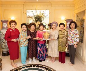 พวงเพชร​ พร้อมสมาชิกสมาคมสตรีสัมพันธ์​-สมาคมจีนเตี้ยอัน อวยพรวันเกิด​ เบญจาภรณ์​ วงศ์ภัทรกุล