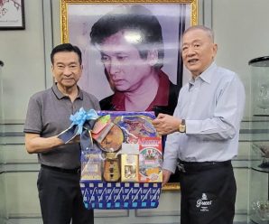 ดร.อมร อภิธนาคุณ มอบกระเช้าอวยพรตรุษจีน 2569 แก่ “ชัชวาลล์ คงอุดม”