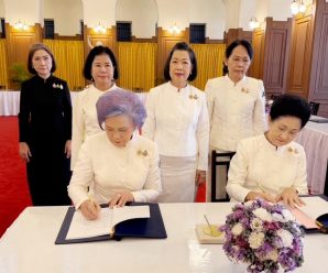 กรรมการมูลนิธิอุบลรัตน์​ฯ ลงนามถวายพระ​พร​ เฉลิมพระชนมพรรษา ครบ 48 พรรษา สมเด็จพระนางเจ้าฯ พระบรมราชินี