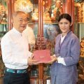 ผจก.ธนาคารเกียรตินาคินภัทร มอบขนมไหว้พระจันทร์ เทศกาลไหว้พระจันทร์ ให้ดร.อมร อภิธนาคุณ