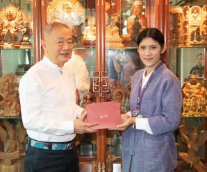 ผจก.ธนาคารเกียรตินาคินภัทร มอบขนมไหว้พระจันทร์ เทศกาลไหว้พระจันทร์ ให้ดร.อมร อภิธนาคุณ