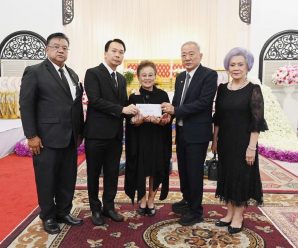 ดร.อมร​-พวงเพชร ร่วมพิธีสวดอภิธรรม​คุณเเม่จุ้น พันทะเสน​ มารดาดร.อมร​ มีมะโน