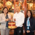 ดร.อมร อภิธนาคุณ รับมอบขนมไหว้พระจันทร์ เทศกาลไหว้พระจันทร์ จากผู้จัดการธนาคาร UOB