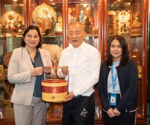 ดร.อมร อภิธนาคุณ รับมอบขนมไหว้พระจันทร์ เทศกาลไหว้พระจันทร์ จากผู้จัดการธนาคาร UOB