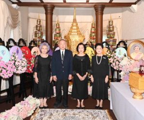 ดร.อมร​-พวงเพชร อภิ​ธนา​คุณ​ ร่วมพิธีสวดอภิธรรมท่านผู้หญิง กุณฑี ไกรฤกษ์​  ณ​ ตำหนักทิพย์