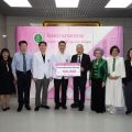 ครอบครัวอภิธนาคุณ มอบเงิน 1 แสน ร่วมกับฝ่ายสตรีสมาคมตระกูลลิ้มฯ สร้างศูนย์การเเพทย์ รพ.กลาง