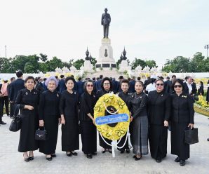 มูลนิธิอุบลรัตน์ในพระบรมราชินูปถัมภ์​ ร่วมวางพวงมาลาถวายบังคม พระบรมราชานุสาวรีย์ รัชกาลที่ 9